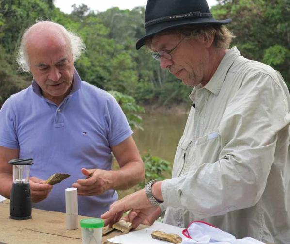 Robert Müntz (r.) sichert gemeinsam mit Arzt und Homöopath Jan Scholten Wirkstoffe für die Homöopathie
