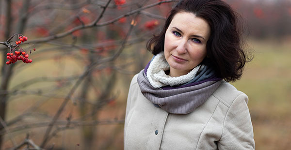 Frau mittleren Alters als Symbolbild für Brustbeschwerden und ärztliche Abklärung